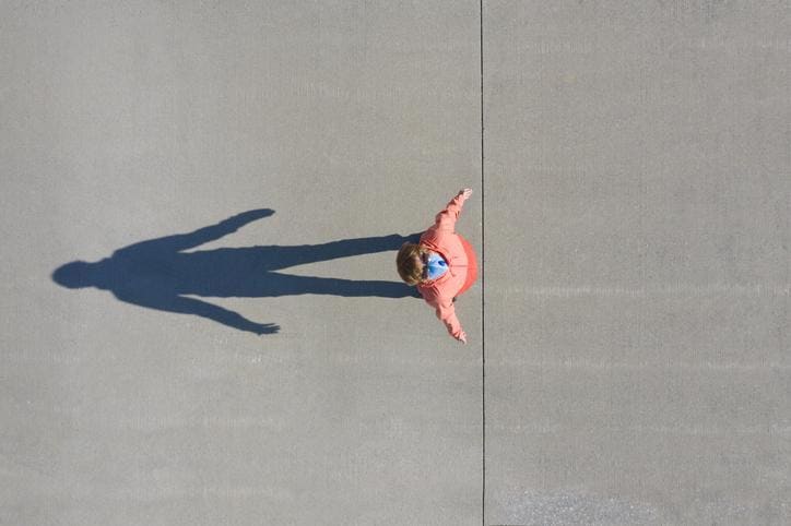 Kobieta na betonie